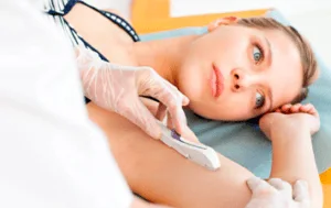 Inserção e remoção de implante subdérmico hormonal para contracepção